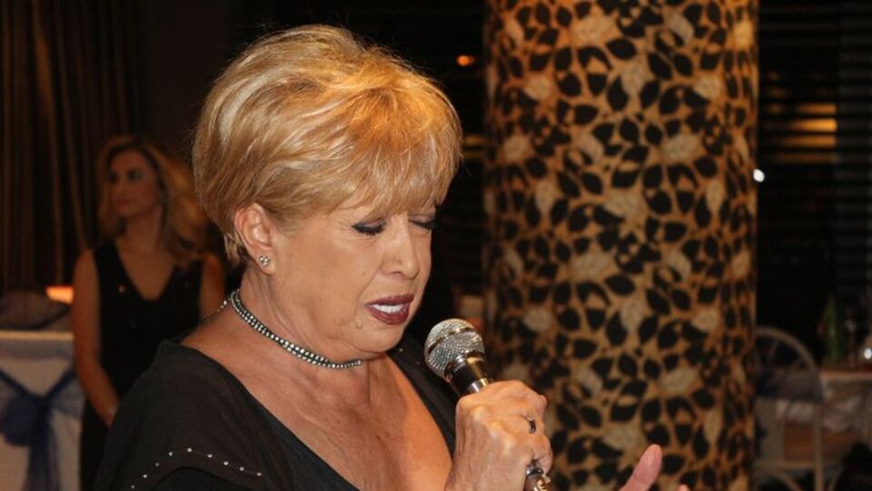 Ünlü şarkıcı sahnede fenalaştı! Hemen tedaviye alındı