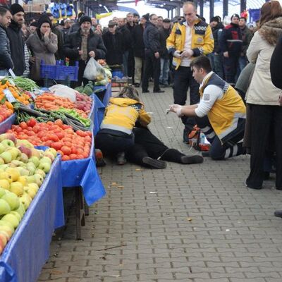Pazarda alışveriş yaparken bir anda yere yığılan kadından acı haber!