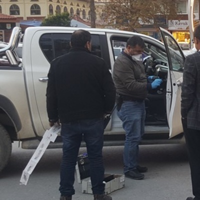 Taş atıp 300 bin lirayı çaldılar