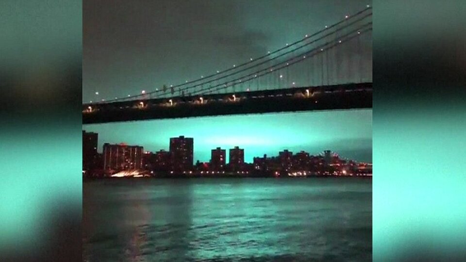New York'ta 'gizemli mavi ışık' sosyal medyanın gündeminde
