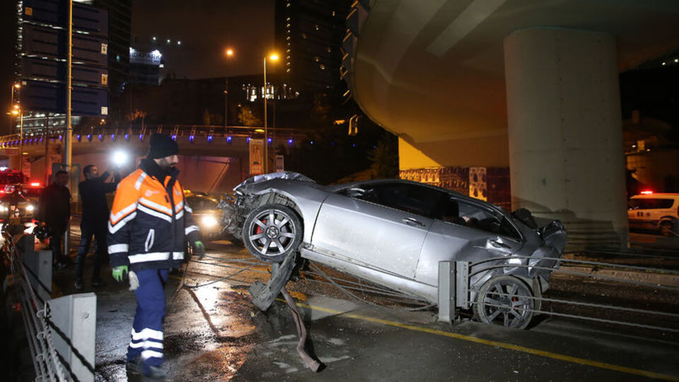 Şişli'de feci kaza! Polisten kaçan otomobil viyadükten düştü