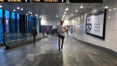 Uçağa yetişiyor sananlar ikinci görüşlerinde gerçeği anladı!