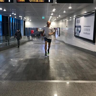 Uçağa yetişiyor sananlar ikinci görüşlerinde gerçeği anladı!