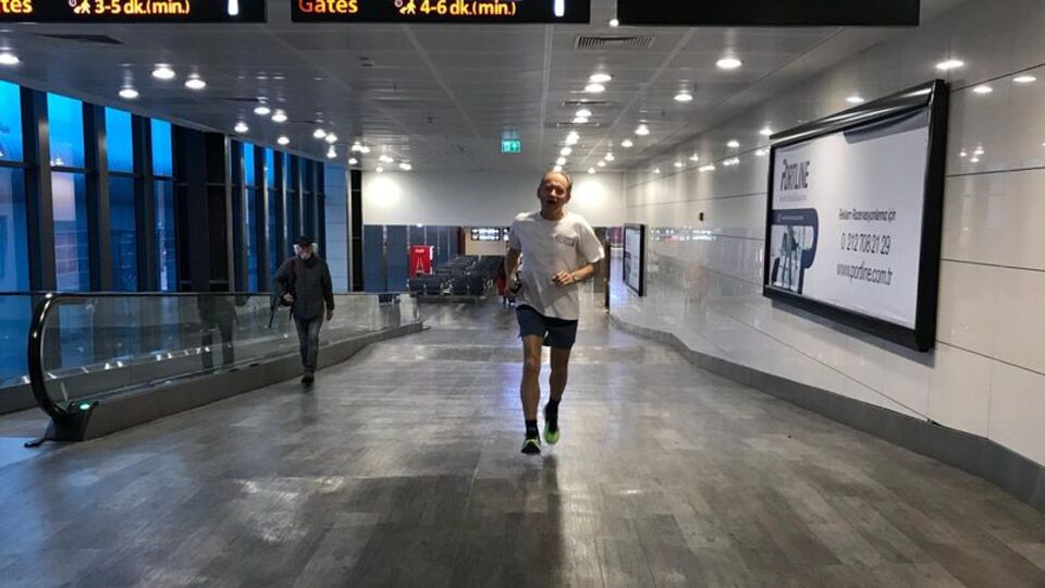 Uçağa yetişiyor sananlar ikinci görüşlerinde gerçeği anladı!