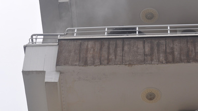 Yoldan geçenlere bağırmaya başlayınca ortaya çıktı!