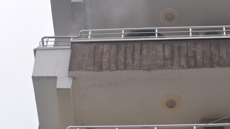 Yoldan geçenlere bağırmaya başlayınca ortaya çıktı!