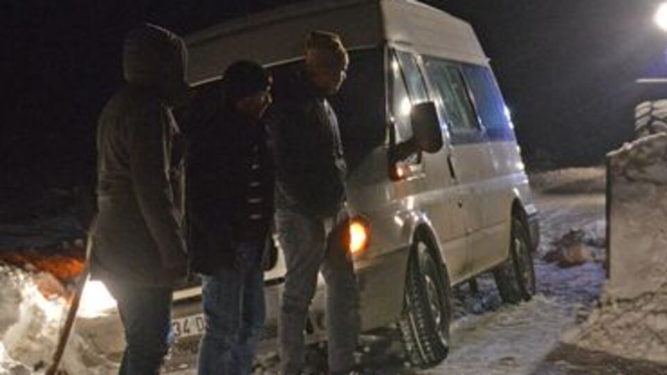 Kara saplanan minibüsteki 6 yolcu kurtarıldı