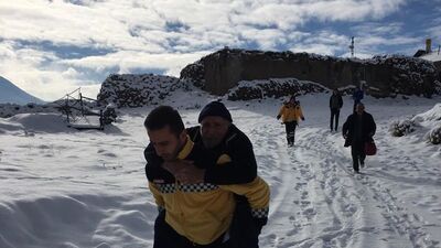 Sağlık görevlisi, yaşlı hastayı 500 metre sırtında taşıdı