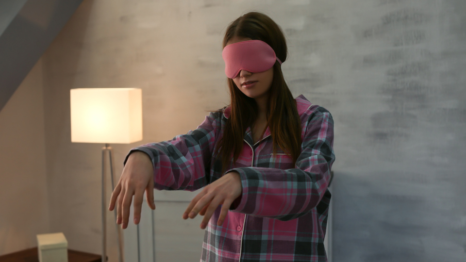 40 kişiden biri uyurgezer! İşte uyurgezerlerde görülen davranışlar...