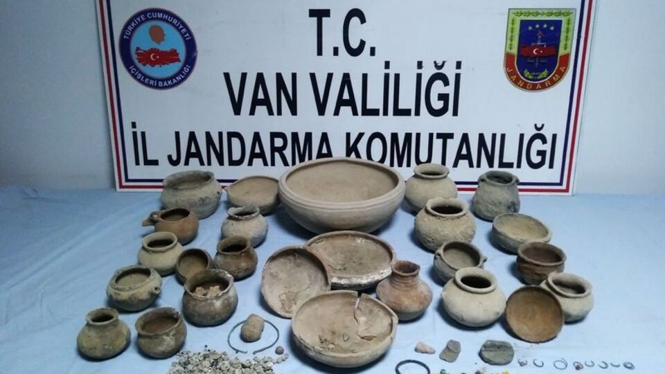 Van'da paha biçilmez 334 parça tarihi eser ele geçirildi!