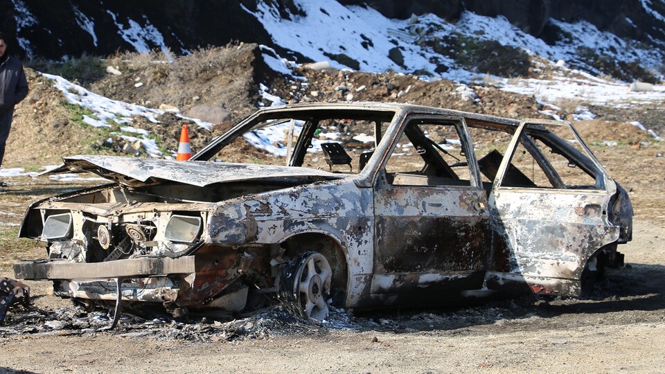 Emekli öğretmen otomobilinde yanmış halde bulundu