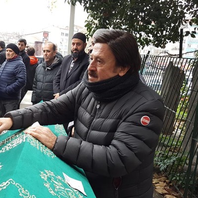 Ünlü şarkıcı abisini son yolculuğuna uğurladı