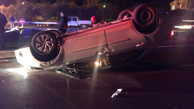 Otomobiller çarpıştı, takla attı! Sürücülere bakmaya gittiklerinde şoke oldular!