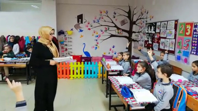 Bu okulda anneler ders veriyor