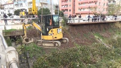 Asi Nehri'ndeki istila önlenemiyor! Kepçe ile temizlik başladı!