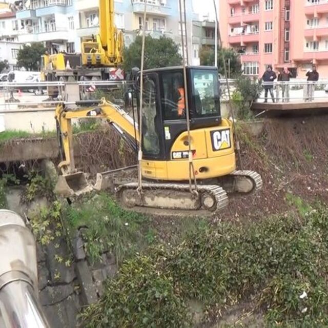 Asi Nehri'ndeki istila önlenemiyor! Kepçe ile temizlik başladı!
