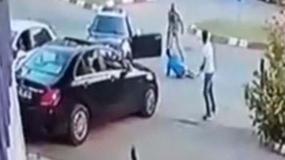 Sokak ortasında dehşet! Vurdu, dövdü, eziyordu!