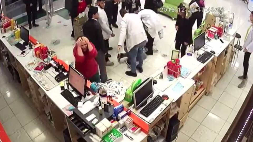 Herkes bebeği kurtarmaya çalışırken onun yaptığı akılalmaz!