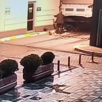 Baba oğul kayan kamyonu durdurmak için peşinden koştu sonrası korkunç!