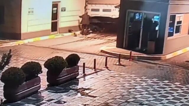 Baba oğul kayan kamyonu durdurmak için peşinden koştu sonrası korkunç!