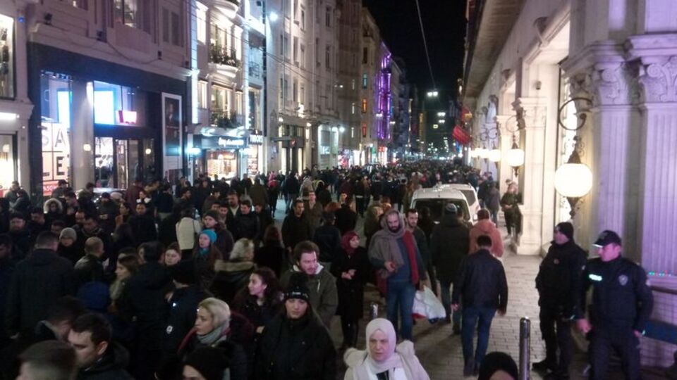 İstiklal Caddesi'nde insan seli