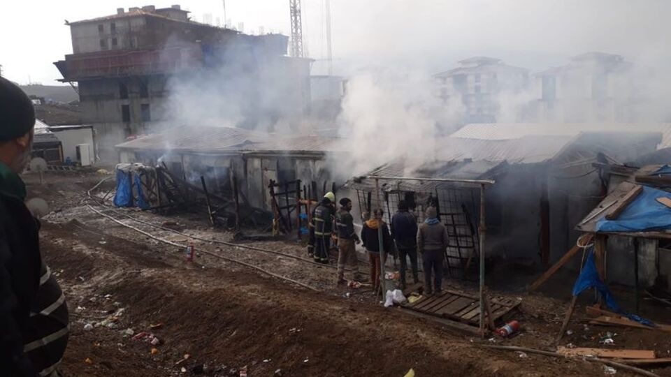 İşçilerin kaldığı 15 prefabrik yandı