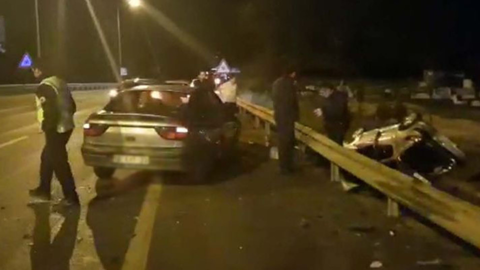 Bursa'da iki otomobil çarpıştı, 7 kişi yaralandı