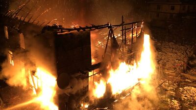 Ahşap bina alev alev yandı, bir aile evsiz kaldı