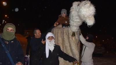 Yeni yıla deve oyunu ile bahşiş toplayarak girdiler