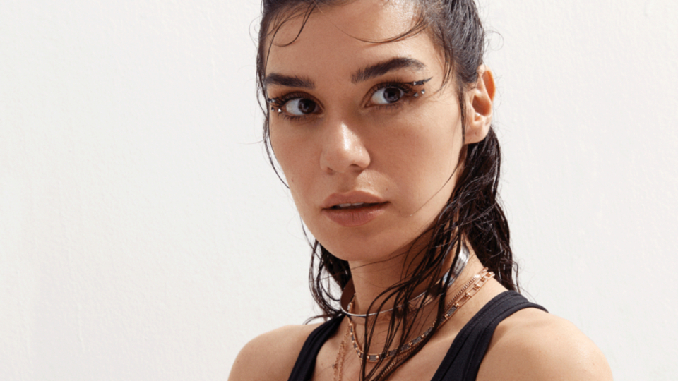 Burcu Kıratlı kimdir?