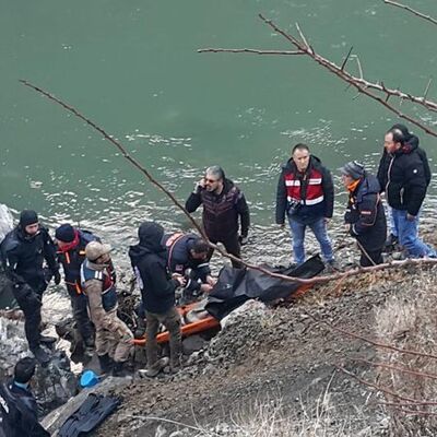 Akılalmaz ölüm! Araç çarpınca nehre düştü