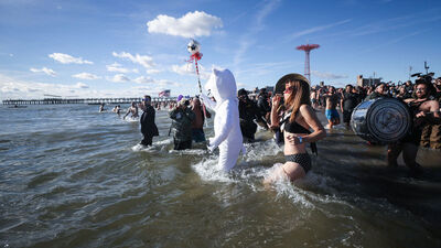 Yeni yılı okyanusa girerek karşıladılar