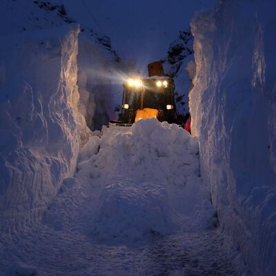 Bir hafta içinde bu yola 6 defa çığ düştü!
