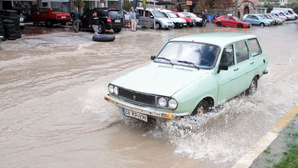 Antalya ve Muğla'da yoğun yağış hayatı olumsuz etkiledi