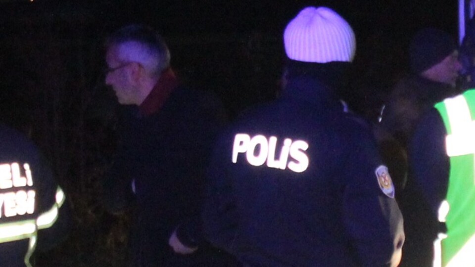 TEM'de feci kaza! Otomobil metrelerce aşağı uçtu! 2'si çocuk 6 yaralı