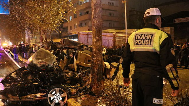 Ağaca çarpan otomobil ikiye bölündü: 1 ölü, 3 yaralı
