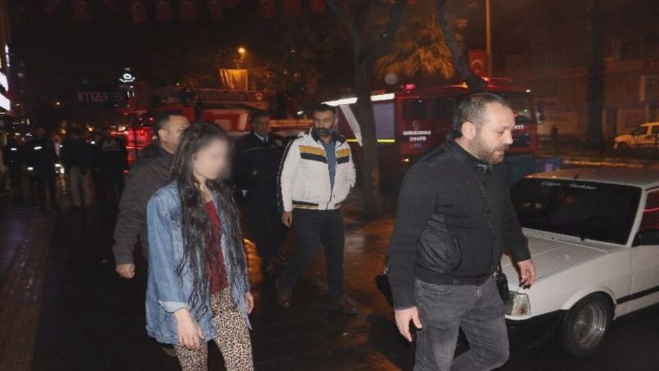 Sinirlendi evi yaktı, son anda kurtarıldı