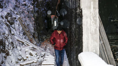 Karlı yolda feci olay! İnşaat temelinde buldular...