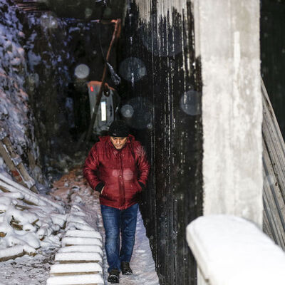 Karlı yolda feci olay! İnşaat temelinde buldular...