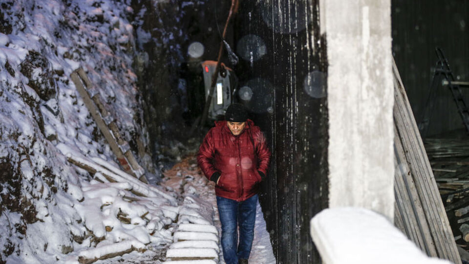 Karlı yolda feci olay! İnşaat temelinde buldular...