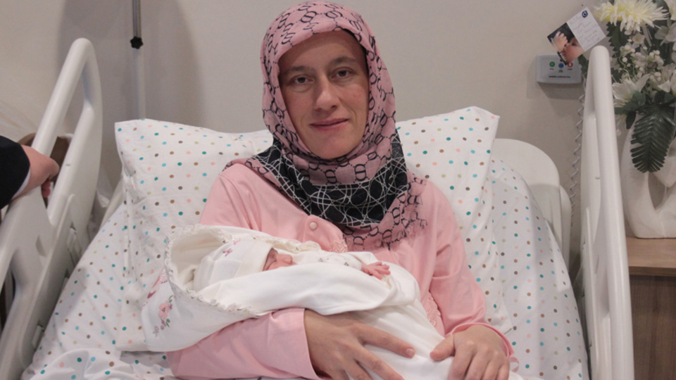 Türkiye'de ilk! Anne karnında ters duran bebek böyle çıkarıldı...