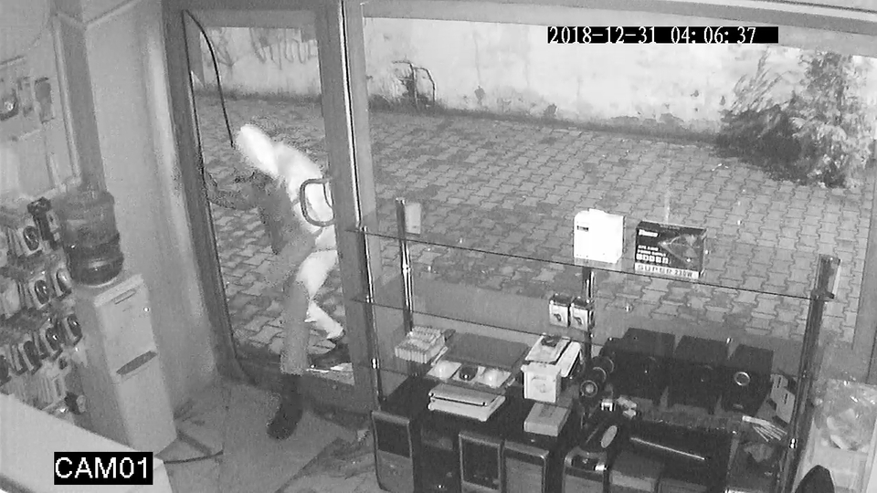 Tekmeleyerek camı kırdı, bilgisayarları çaldı