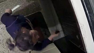 Komşu kadın dehşeti! Satır ve bıçakla kapılarına dayandı