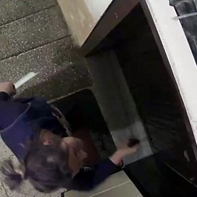 Komşu kadın dehşeti! Satır ve bıçakla kapılarına dayandı