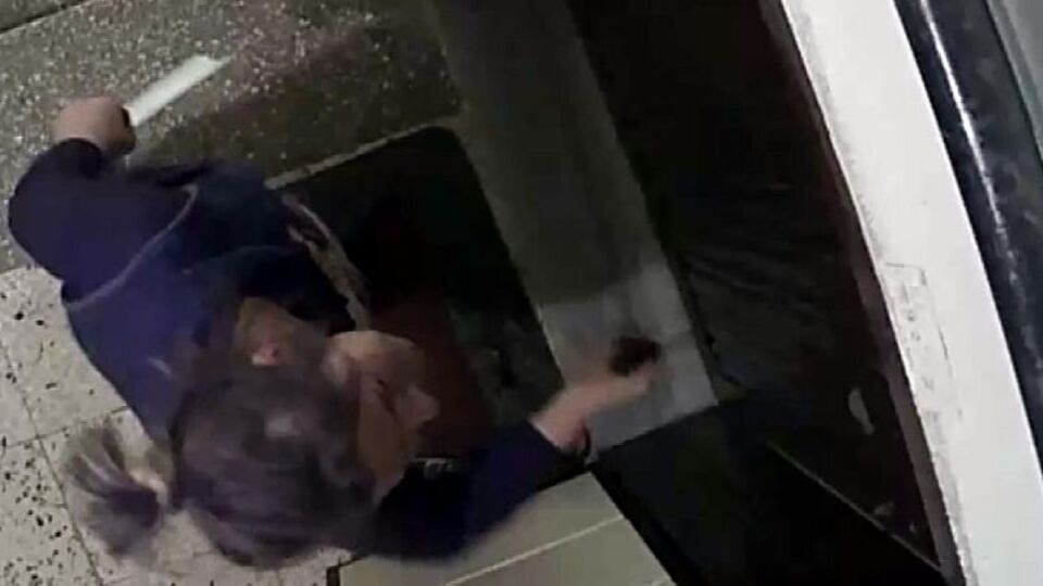 Komşu kadın dehşeti! Satır ve bıçakla kapılarına dayandı