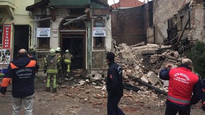 Yedikule'de bir bina çöktü: 2 kişi hayatını kaybetti