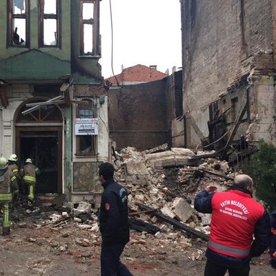 Yedikule'de bir bina çöktü: 2 kişi hayatını kaybetti
