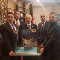 Bahçeli'ye 'doldurulmuş kurt kafası' hediyesi