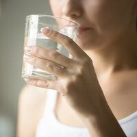 Aç karnına su içmenin mucizevi 10 faydası!