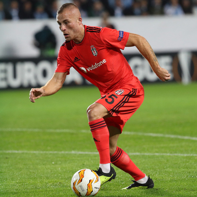 Gökhan Töre ezeli rakibe doğru!